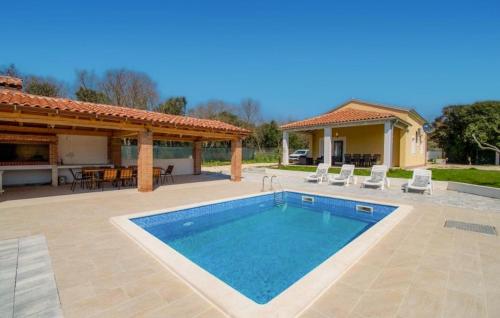 2 Bedroom Nice Home In Rovinj