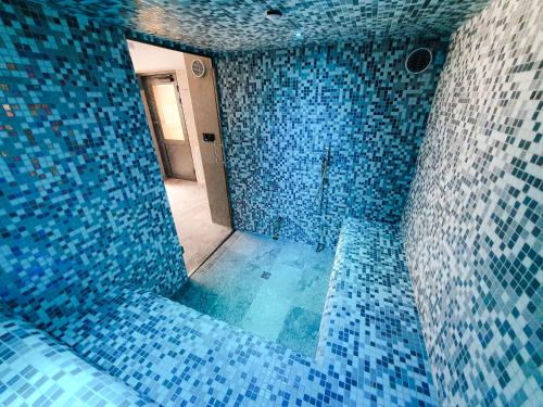 a room with blue tiles on the walls and a room with at Les Fermes de Cal Panche : Le Cabanat in Les Angles