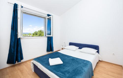 - une chambre avec un lit et une grande fenêtre dans l'établissement Cozy Home In Katuni Rubici, Prpusa With Kitchen, à Šestanovac