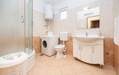 La salle de bains est pourvue d'un lavabo et d'un lave-linge. dans l'établissement Cozy Home In Katuni Rubici, Prpusa With Kitchen, à Šestanovac