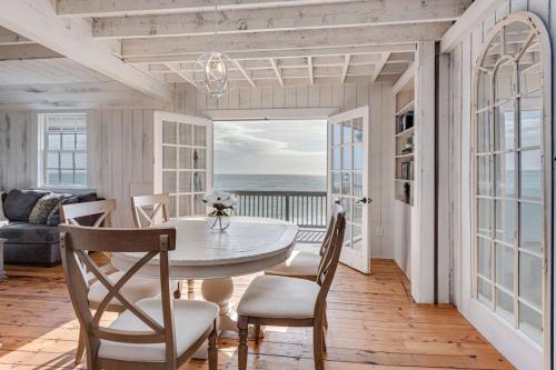 comedor con mesa y vistas al océano en 6.5-Acre Oceanfront Estate en Wakefield