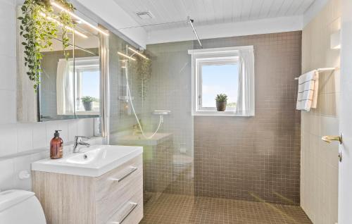 y baño con lavabo, aseo y ducha. en Awesome Home In Pandrup With House A Panoramic View, en Rødhus