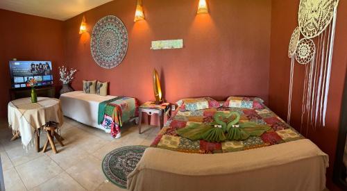 Vila icarai في كاوكايا: غرفة نوم فيها سرير وتلفزيون