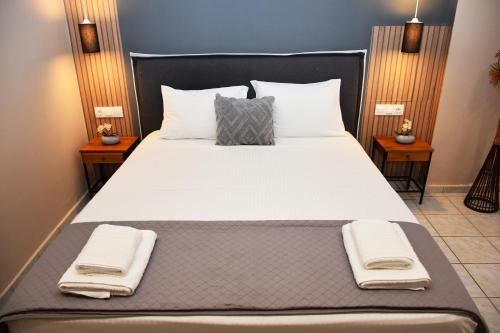 een slaapkamer met een groot bed met handdoeken erop bij Relaxed Dream home in Chania