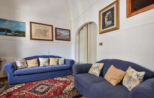 een woonkamer met twee blauwe banken en een tapijt bij Stunning Home In Trappeto With Wifi in Trappeto