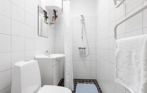 een witte badkamer met een toilet en een wastafel bij 3 Bedroom Gorgeous Home In Vejby in Vejby