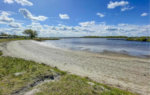 piaszczysta plaża obok zbiornika wodnego w obiekcie Pet Friendly Home In Lauwersoog w mieście Lauwersoog