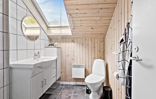 łazienka z toaletą, umywalką i oknem w obiekcie 1 Bedroom Nice Home In Holbk w mieście Holbæk
