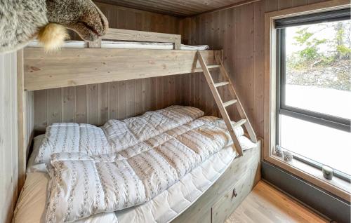 Ce lit superposé se trouve dans une chambre en bois avec une échelle. dans l'établissement Pet Friendly Home In Gl With Kitchen, à Gålå