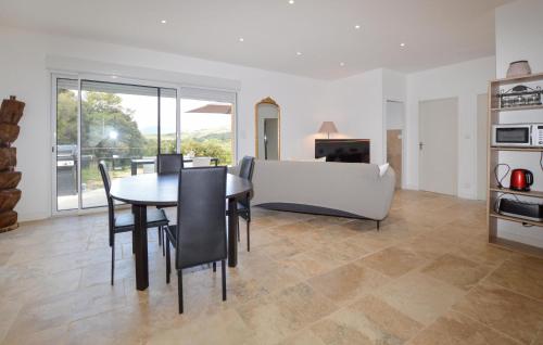 un salon avec une table, des chaises et un canapé dans l'établissement Cozy Home In Petreto-Bicchisano, à Petreto-Bicchisano