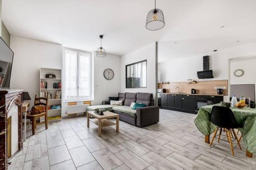 un salon avec un canapé et une table dans l'établissement Le Zénith spacieux et central, à Saint-Étienne