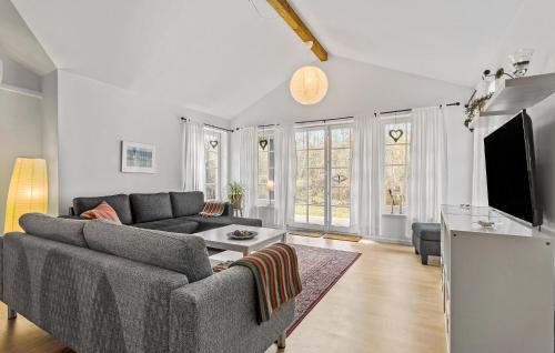 Una sala de estar con un sofá y un televisor. en Amazing Home In Sæby With Wifi, en Saeby