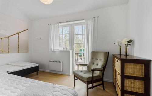 um quarto com uma cama, uma cadeira e uma janela em Nice Home In Sby With Kitchen em Sæby