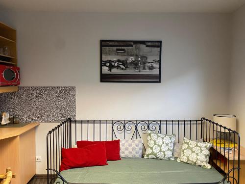 スタルガルトにあるApartament Nad Galeriąの赤い枕が付いたベッドが備わる客室です。
