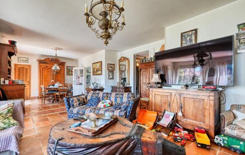 un salon avec un canapé et une table dans l'établissement 2 Bedroom Cozy Home In Carry-Le-Rouet, à Carry-le-Rouet