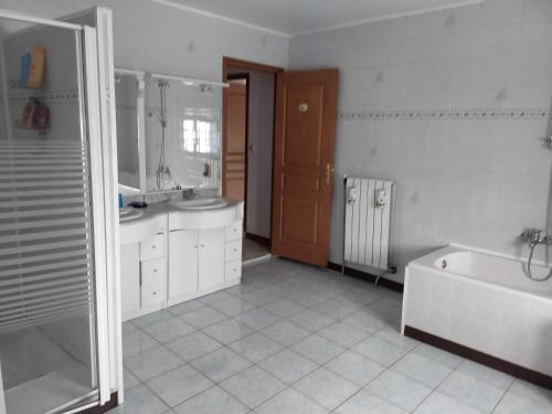 uma casa de banho com uma banheira e um lavatório em Grès Vaillant em Saint-Polycarpe