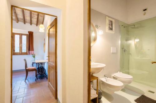 Ένα μπάνιο στο LE FONTI di SAN GIMIGNANO ROOM