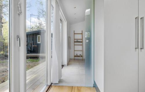 um corredor com paredes brancas e uma porta de vidro em 4 Bedroom Amazing Home In Vig em Vig