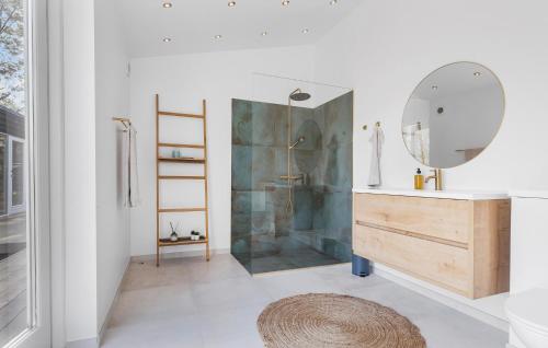 y baño con ducha y espejo. en 4 Bedroom Amazing Home In Vig, en Vig