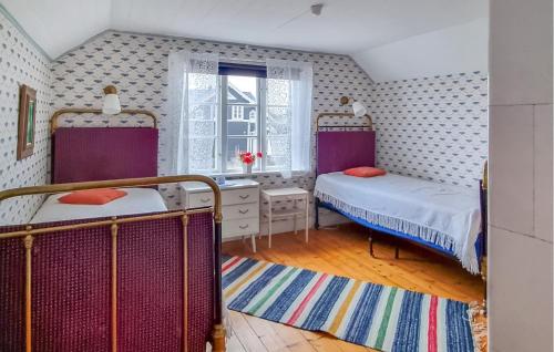 um quarto com 2 camas e uma janela em Beautiful Home In Bergkvara With House Sea View em Bergkvara