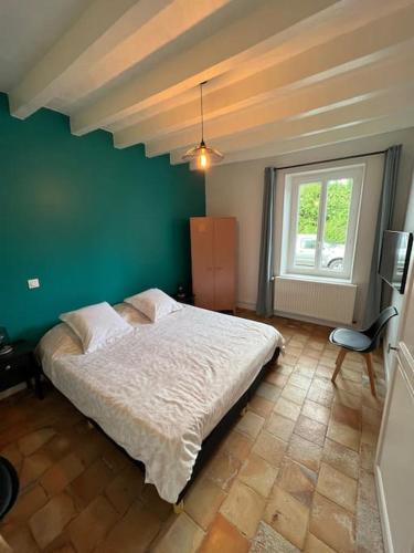 une chambre avec un lit et un mur végétal dans l'établissement Maison avec piscine et étang, un coin de paradis, à Vendoeuvres