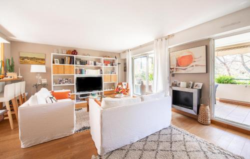 un salon avec des meubles blancs et une grande fenêtre dans l'établissement Beautiful Apartment In Marseille, à Marseille