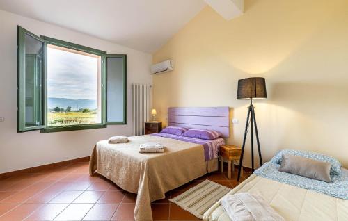 a bedroom with two beds and a window at Casa Livio in Ponte Buggianese