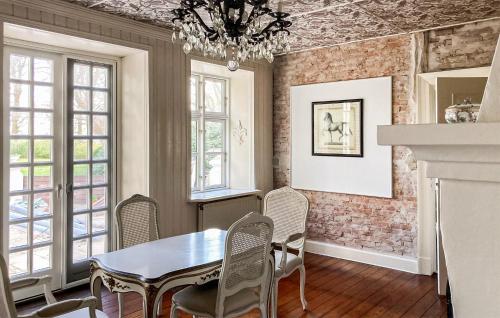 - une salle à manger avec une table et des chaises dans l'établissement Nice Home In Skanderborg With Kitchen, à Skanderborg
