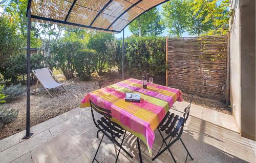 un tavolo e sedie seduti sotto un ombrellone su un patio di Lovely Home In Saint-Laurent-De-La-Cabrerisse a Saint-Laurent-de-la-Cabrerisse