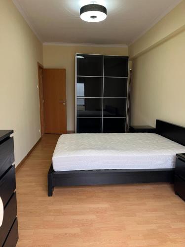 ein Schlafzimmer mit einem großen Bett in einem Zimmer in der Unterkunft Mari li in Amora