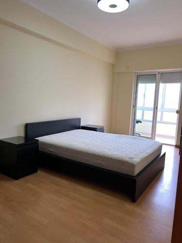 ein Schlafzimmer mit einem Bett und einem großen Fenster in der Unterkunft Mari li in Amora