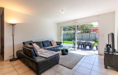 un salon avec un canapé et une table dans l'établissement 3 Bedroom Nice Home In Plan-D'orgon, à Plan-dʼOrgon