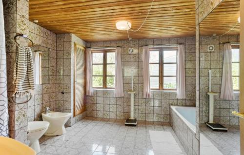 een badkamer met een bad, een toilet en een wastafel bij 3 Bedroom Lovely Home In Svendborg in Svendborg