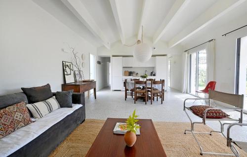 un salon avec un canapé et une table dans l'établissement 3 Bedroom Cozy Home In Saint-Maximin, à Saint-Maximin