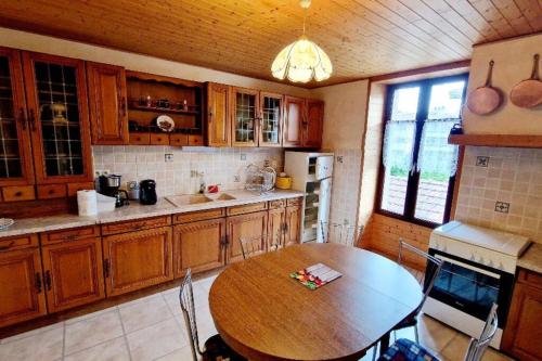 een keuken met een houten tafel en een eetkamer bij L'Amelia in Thonon-les-Bains