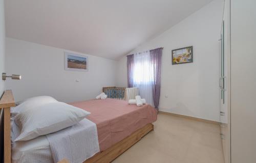 Ένα ή περισσότερα κρεβάτια σε δωμάτιο στο Pet Friendly Home In Banjevci With Wifi