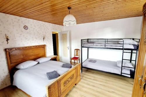 een slaapkamer met twee stapelbedden in een kamer bij L'Amelia in Thonon-les-Bains