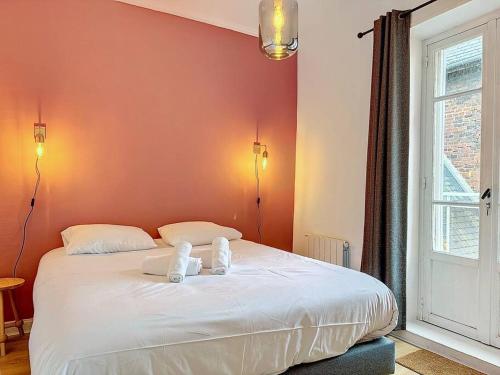 une chambre avec un lit avec deux serviettes dessus dans l'établissement Le Quai West YourHostHelper, à Deauville