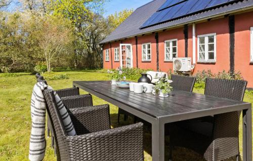 Κήπος έξω από το Cozy Home In Østermarie With Kitchen