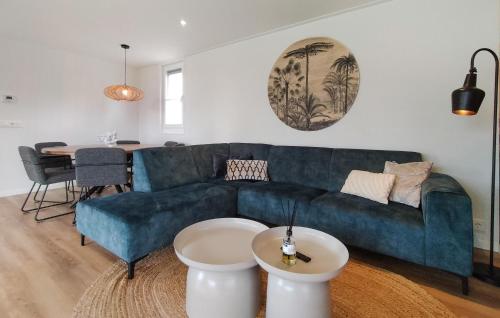 a living room with a blue couch and a table at Awesome Home In Voorthuizen With Wifi in Voorthuizen