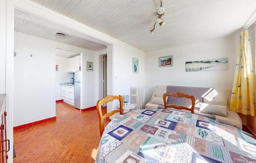 une chambre avec un lit et un salon dans l'établissement Nice Apartment In Saint-Pierre-Quiberon, à Saint-Pierre-Quiberon