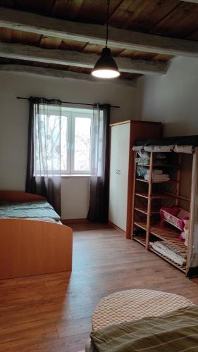 1 dormitorio con litera y ventana en Chata na samote en Jelenec
