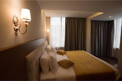 Postel nebo postele na pokoji v ubytování Albanopolis Hotel
