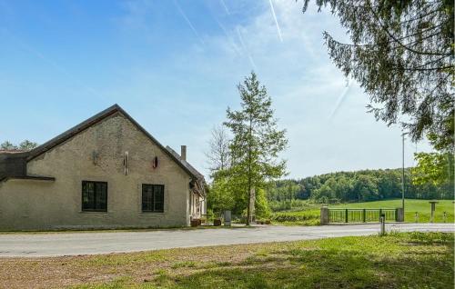 an old brick building on the side of a road at Ferienwohnung In Auern in Auern