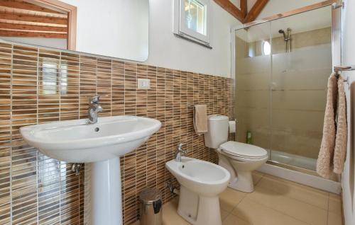 bagno con lavandino e servizi igienici di Stunning Home In Castiglione Di S With Wifi And 2 Bedrooms a Solicchiata