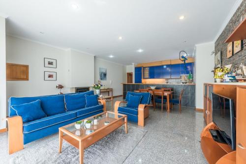 Posezení v ubytování GuestReady - Parrot in the Lilies (Free Parking)