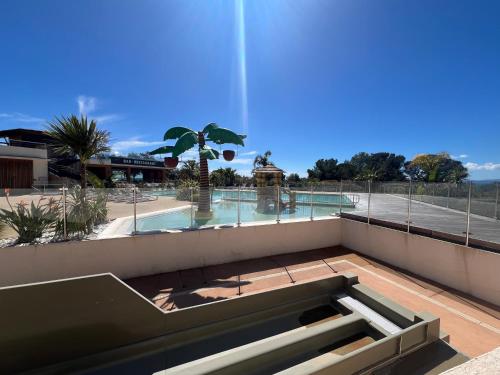 un balcon avec vue sur une piscine dans l'établissement Mobilhome neuf Domaine 4 étoiles Ile d'Or terrasse et jacuzzi privé vue mer exceptionnelle, à Saint-Raphaël