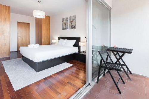 波多的住宿－GuestReady - Go To Sleep，一间卧室设有一张床和一个滑动玻璃门