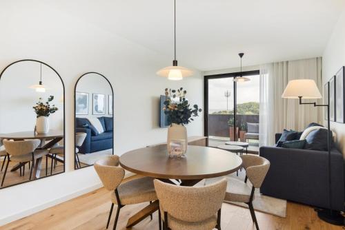 a living room with a table and chairs at GuestReady - Asaf's Magnolias Retreat in Vila Nova de Gaia