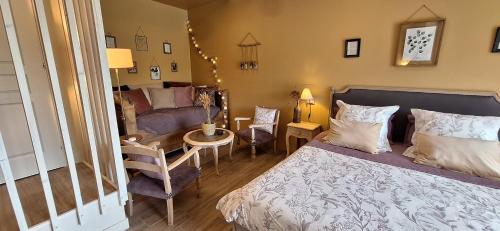 sypialnia z łóżkiem i salon w obiekcie Les Galapons w mieście Trept